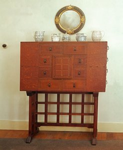 Kast op standaard ontworpen door Sidney Barnsley 1865-1926 ca. 1910